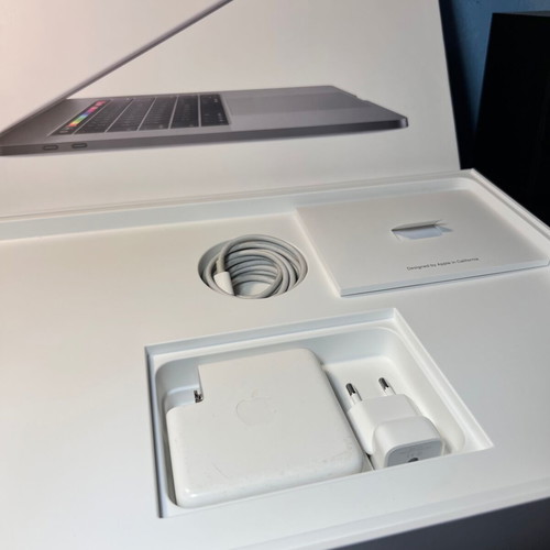 MacBook Pro 15" 2017 i7 2.8Ghz/16GB/Radeon Pro 555 2GB/256GB