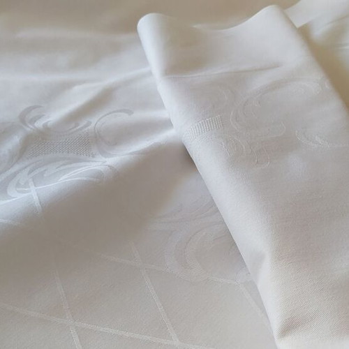 Damask tablecloth new with 6 gift napkins