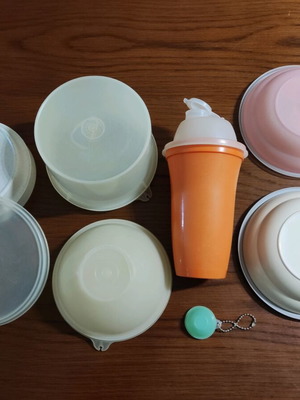 Vintage συλλογή μεταχειρισμένων Tupperware 1970-80's με δώρο μπρελόκ