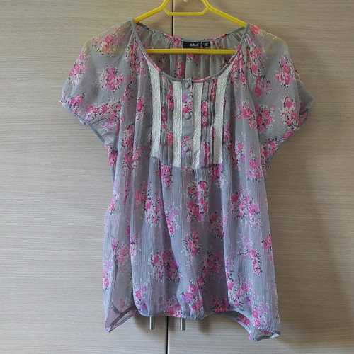 Gray transparent blouse tunic with pink, lilac and white flowers size XL like new