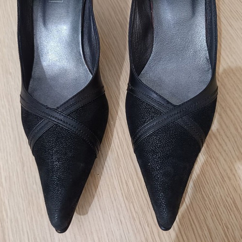 Black leather pumps, size 40