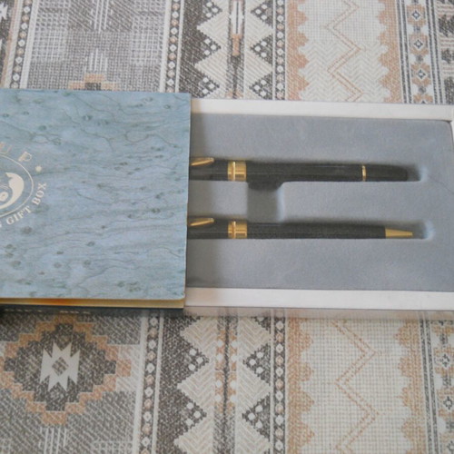3d gift box with 2 pens like new