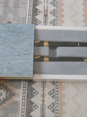 3d gift box with 2 pens like new