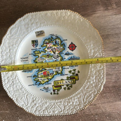 Vintage Carrigcraft decorative plate with 24KT gold trim and Ireland map like new