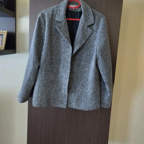Suit size 50 like new, excellent quality