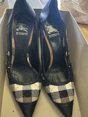 Burberry high-heeled shoes size 40 like new, black and beige