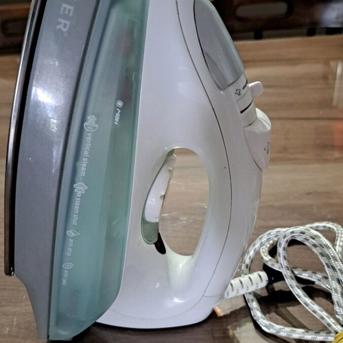 Singer 2000W steam iron used