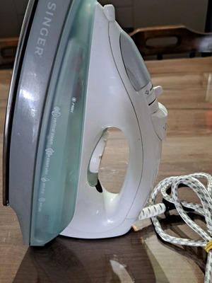 Singer 2000W steam iron used