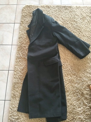 Men's black coat like new, sizes L and XL with loose fit
