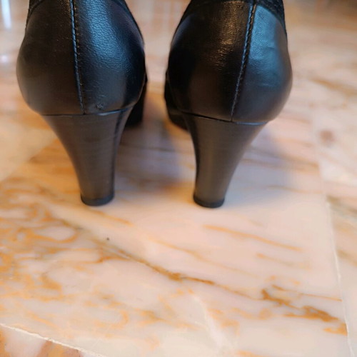 Boxer leather pump black, like new, size 38, low heel