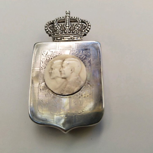 Wedding favor from the last royal couple like new