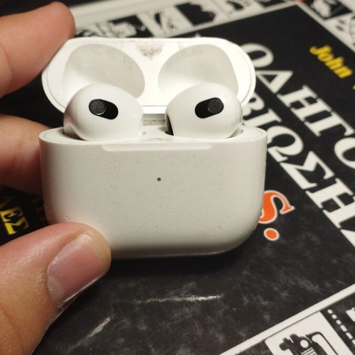 AirPods 3 used with minor scratches, fully functional