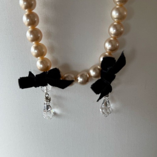 Short necklace with pearls, crystals and velvet bows like new