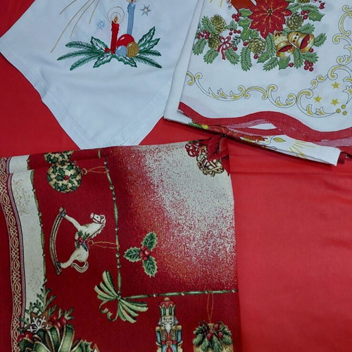 Set of 2 tablecloths and 1 table runner with Christmas designs like new
