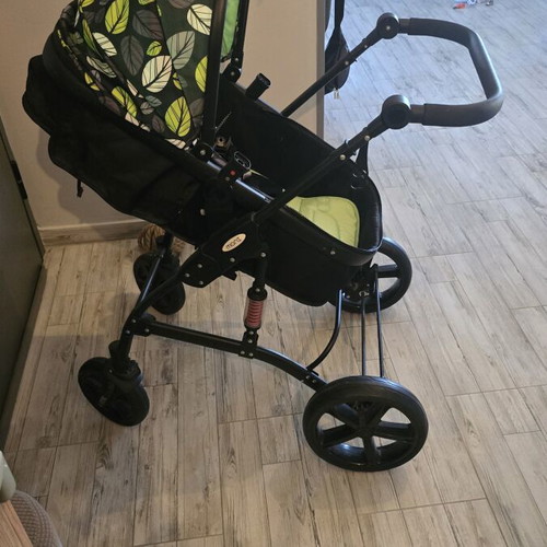 MOLI baby stroller like new with bassinet and bed functions