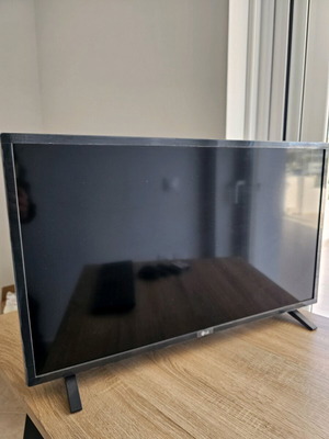LG 32-inch TV like new with wall mount