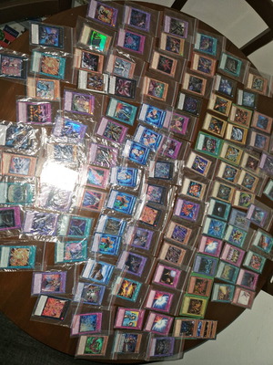 Yugioh συλλογή μεταχειρισμένων καρτών με 100+ ur, sr, rare και 80 common