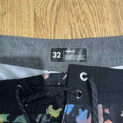 Hurley swim shorts size 32 like new, multicolor