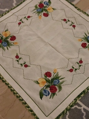 Embroidered carre with lace like new, dimensions 0.71x0.71
