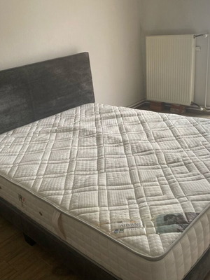 Κρεβάτι 1,60x2,00 με γκρι κεφαλάρι και στρώμα Mediastrom σαν καινούργιο