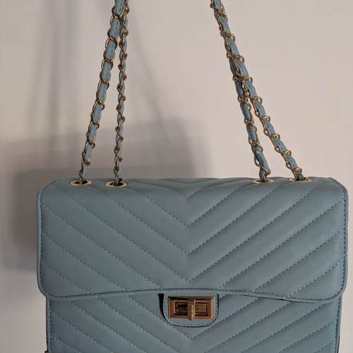 Blue shoulder bag with gold chain and clasp like new