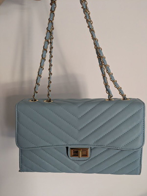 Blue shoulder bag with gold chain and clasp like new