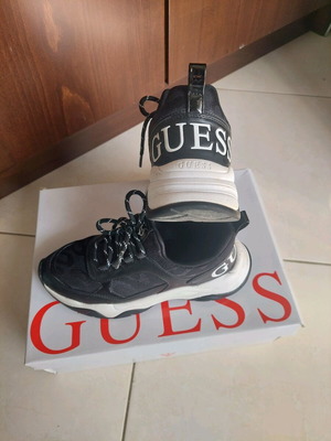Guess Sneakers σαν καινούργια, μαύρα και άσπρα, νούμερο 36