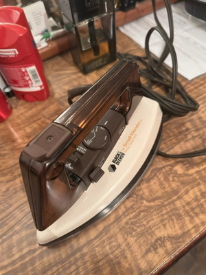 Black and Decker mini travel iron like new with case and adapter