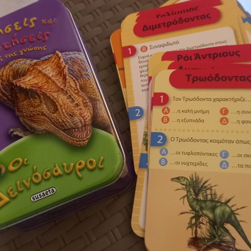 Dinosaur question and answer knowledge card game, 40 cards