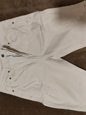 Denim βερμούδα Pull&Bear λευκή slim fit με ripped λεπτομέρειες σαν καινούργιο