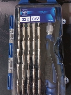 Precision screwdriver set 32 pieces new with extra spare bits
