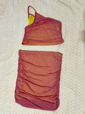 Skirt and top pink set like new