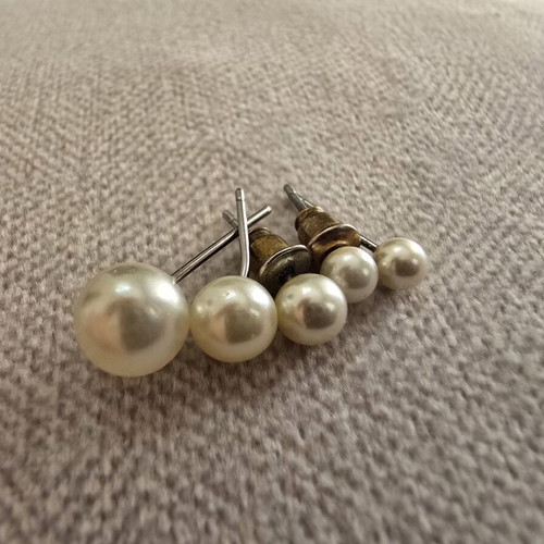 Set of graduated pearl stud earrings