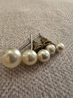 Set of graduated pearl stud earrings