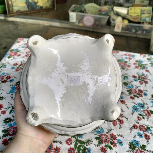 Ceramic centerpiece used, hand-painted from Italy
