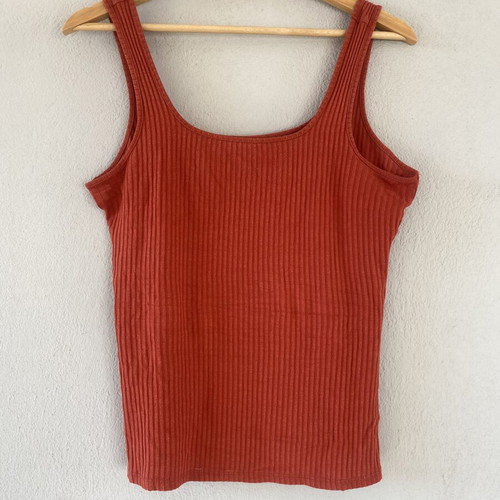 Ribbed T-shirt brick color used, size Medium
