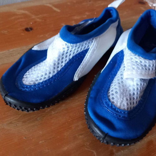 Mare water shoes size 25 new, blue and white