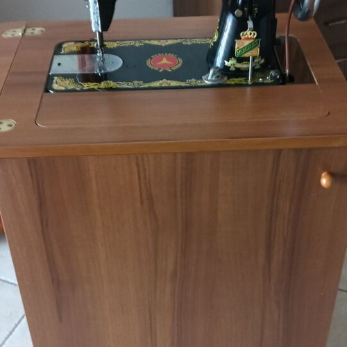 Mersedes sewing machine with cabinet