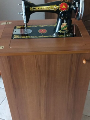 Mersedes sewing machine with cabinet