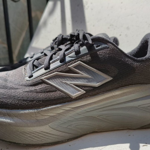 New Balance More V6 MMORLA6 running shoes, size 42, black and grey