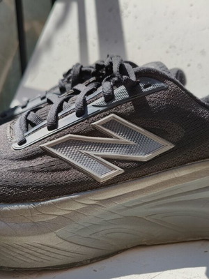 New Balance More V6 MMORLA6 running shoes, size 42, black and grey