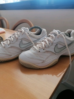 Αθλητικά Nike δερμάτινα μεταχειρισμένα, λευκά, μέγεθος 38,5 για tennis