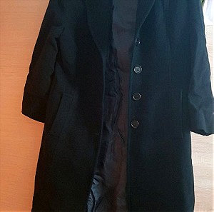 Κλασικό μαύρο παλτό με κουμπιά
