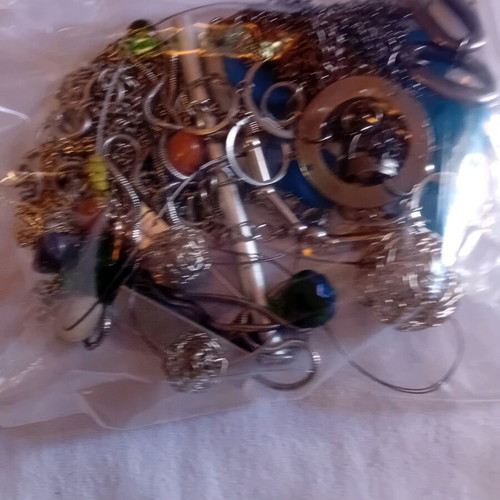 Metal jewelry pack used with geometric shapes