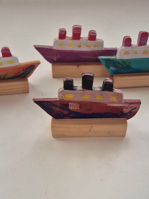Wooden colorful boats set of 4, like new, 11x6.5cm