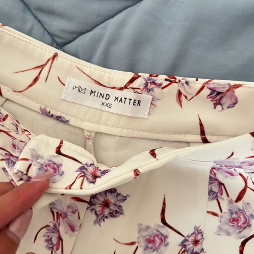Mind Matter shorts like new, size XXS, white multicolor
