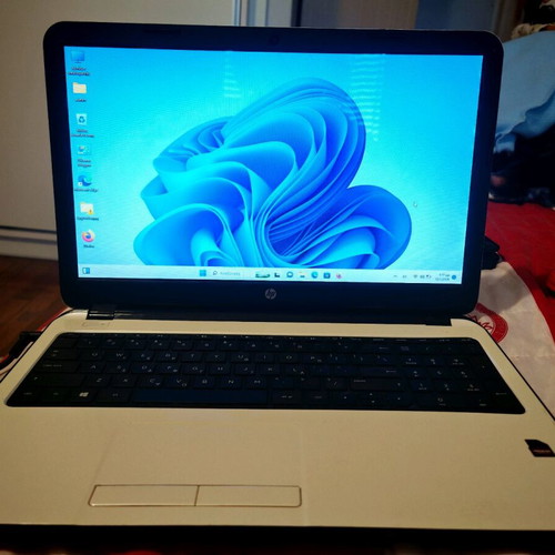 Laptop HP 15-G200nv used with Windows 11, 240GB SSD, bag and mouse