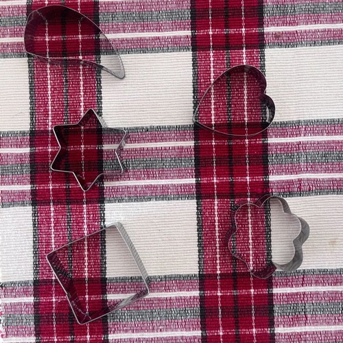 Cookie cutters set of 6 like new