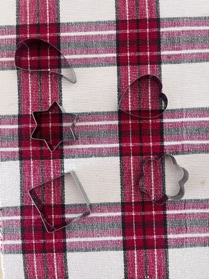 Cookie cutters set of 6 like new