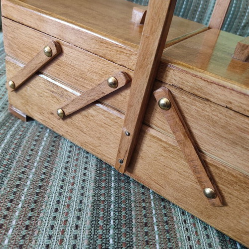 Wooden sewing box with handle, vintage style